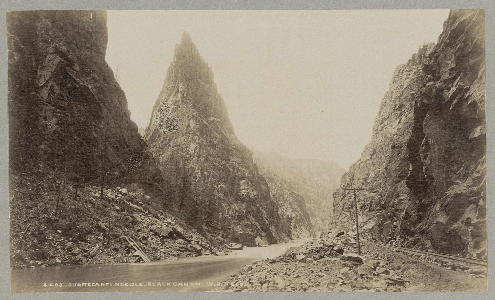 Gezicht op de Curecanti rotsformatie in Colorado met rechts een spoorlijn by William Henry Jackson