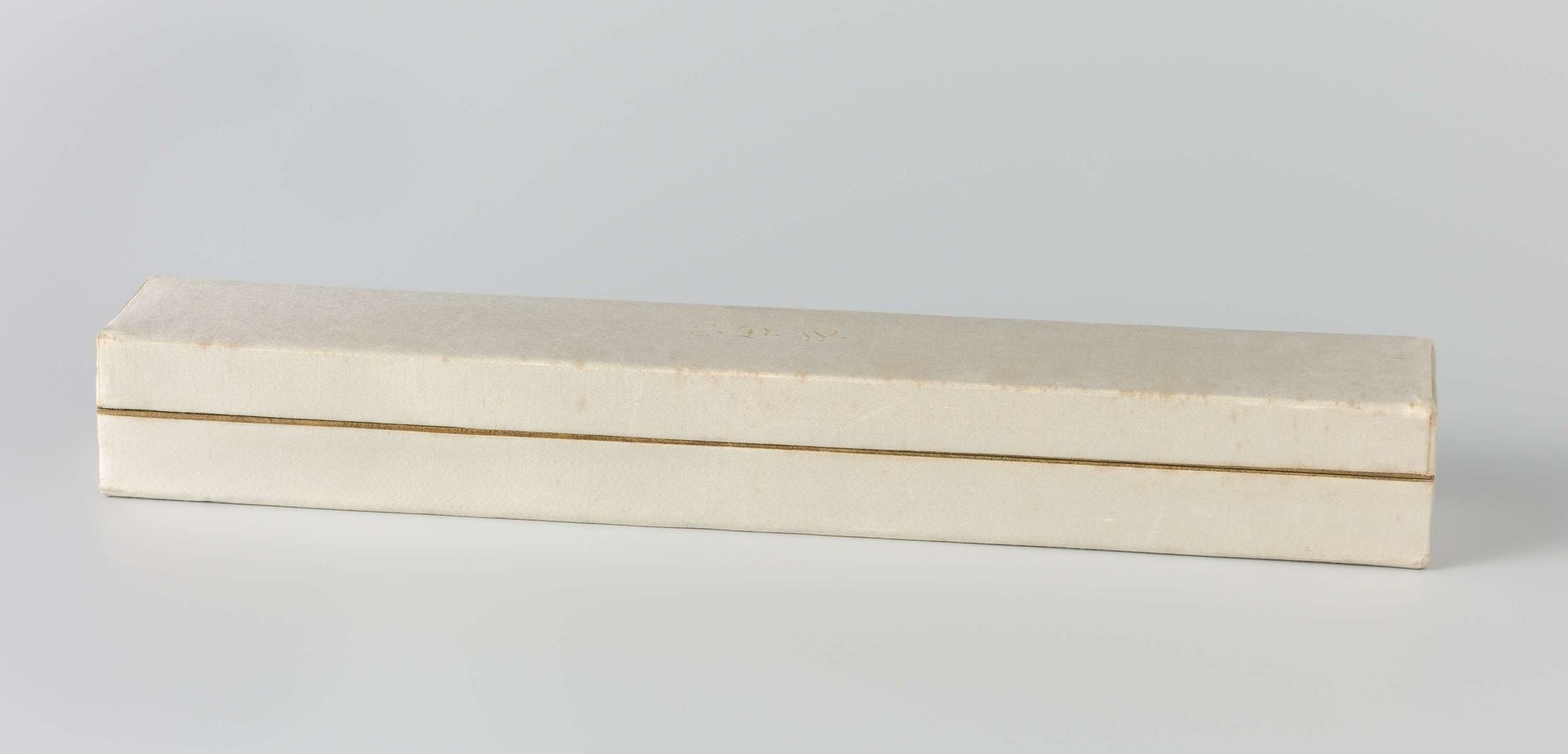 Waaierdoos van karton, bekleed met cremekleurige zijde waarop de goudkleurige initialen C.D.W. en aan de binnenkant beplakt met wit papier waarop in goud Tiffany & Co is gedrukt by Tiffany & Co.