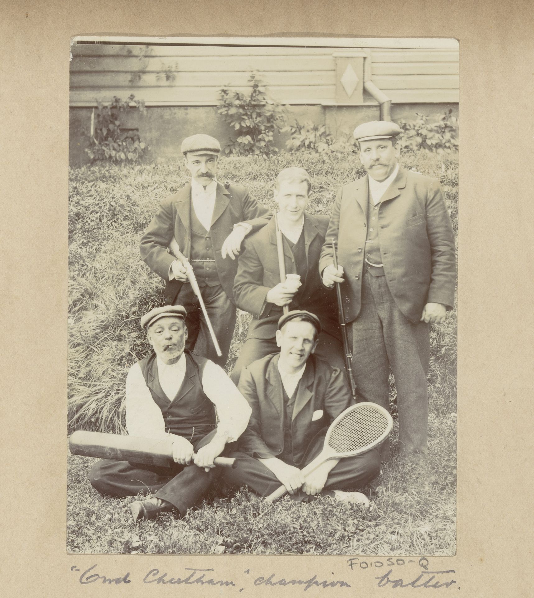 Groep mannen waaronder Joseph Cheetham (linksvoor) met tennisracket, cricketbat en jachtgeweren in Rusland by Joseph Cheetham