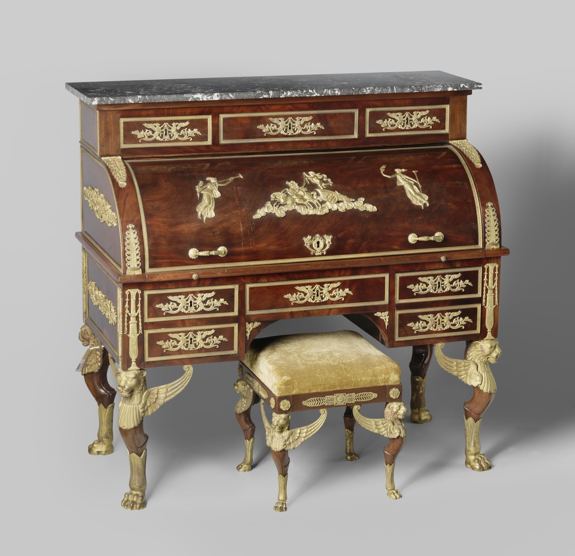 Bureau en taboeret van eiken- en grenenhout, belijmd met mahoniehout en versierd met beslag van verguld brons by Jacob (meubelmaker)