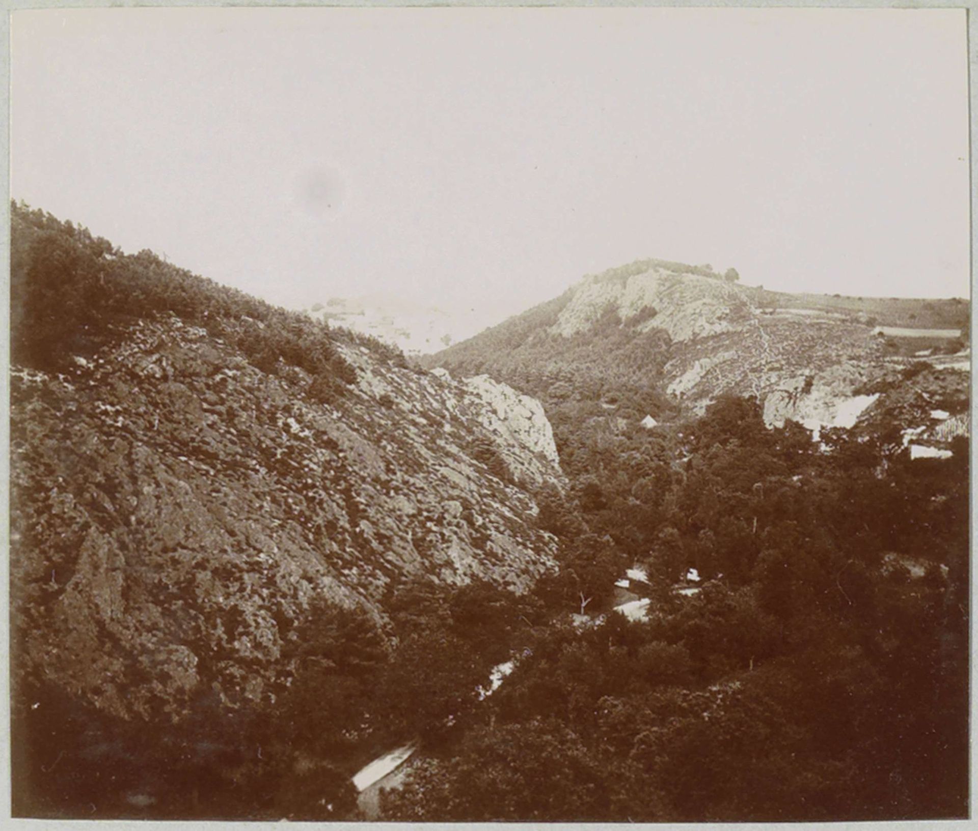 Gezicht op de Vallée de Sans-Souci in de Auvergne by Delizy