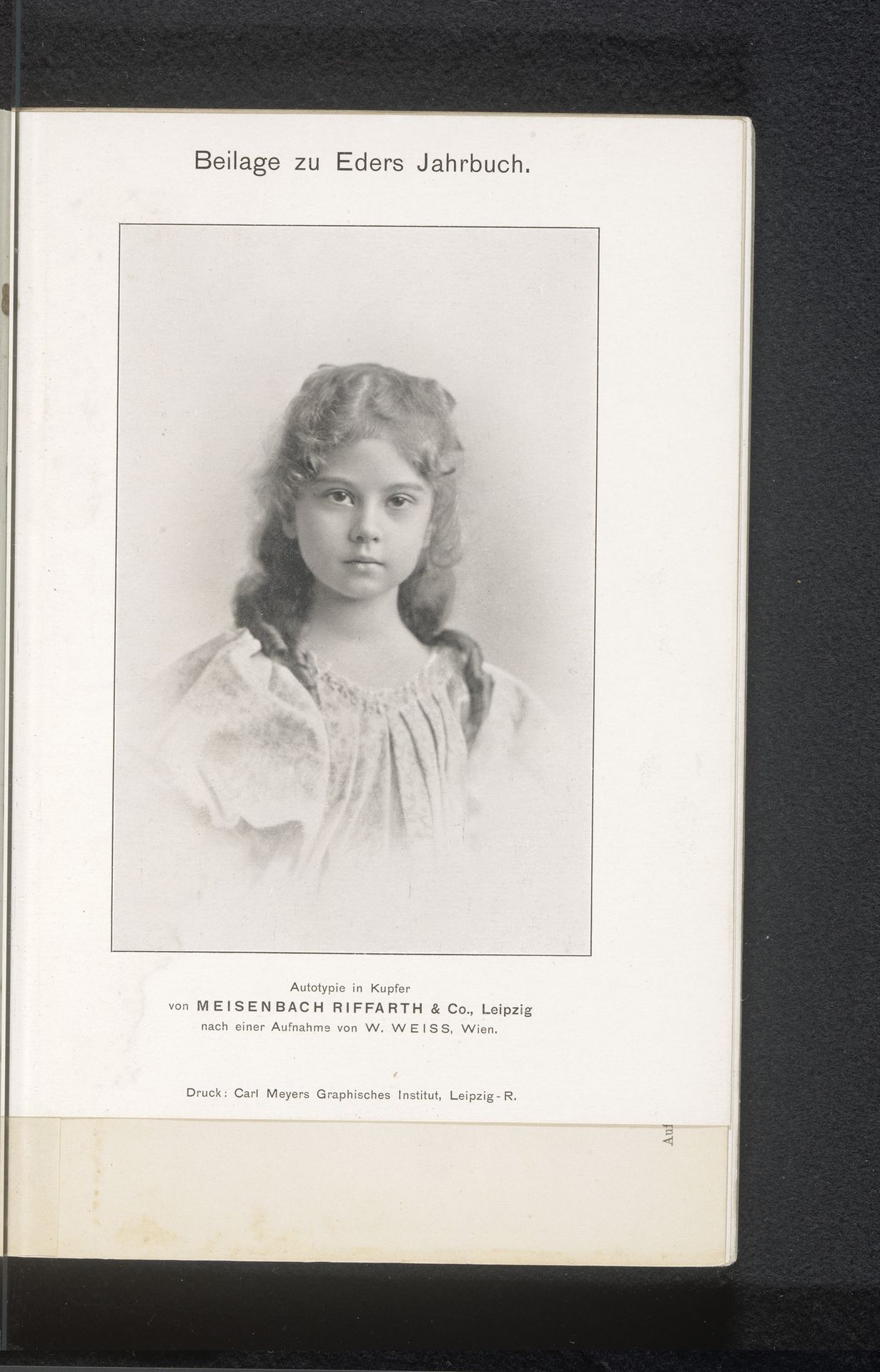 Portret van een onbekend meisje by W. Weiss
