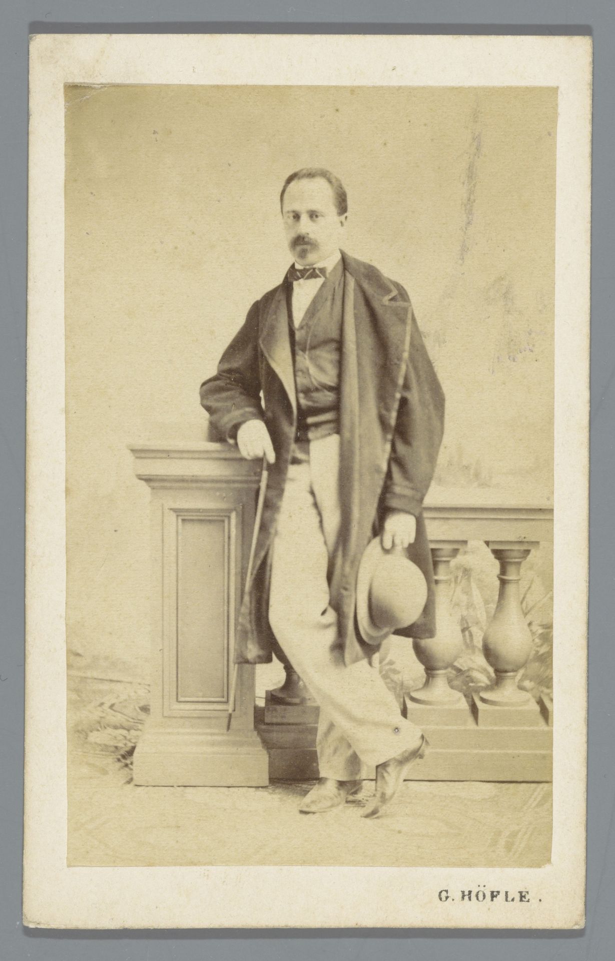 Portret van een onbekende man met hoed by G. Höfle