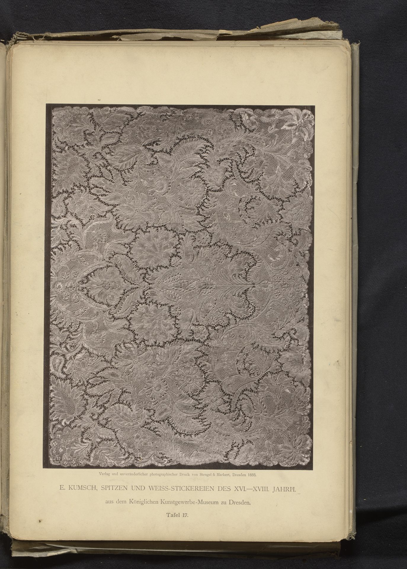 Stuk Brussels kant uit circa 1720, uit de collectie van het Kunstgewerbemuseum in Dresden, Duitsland by Anonymous
