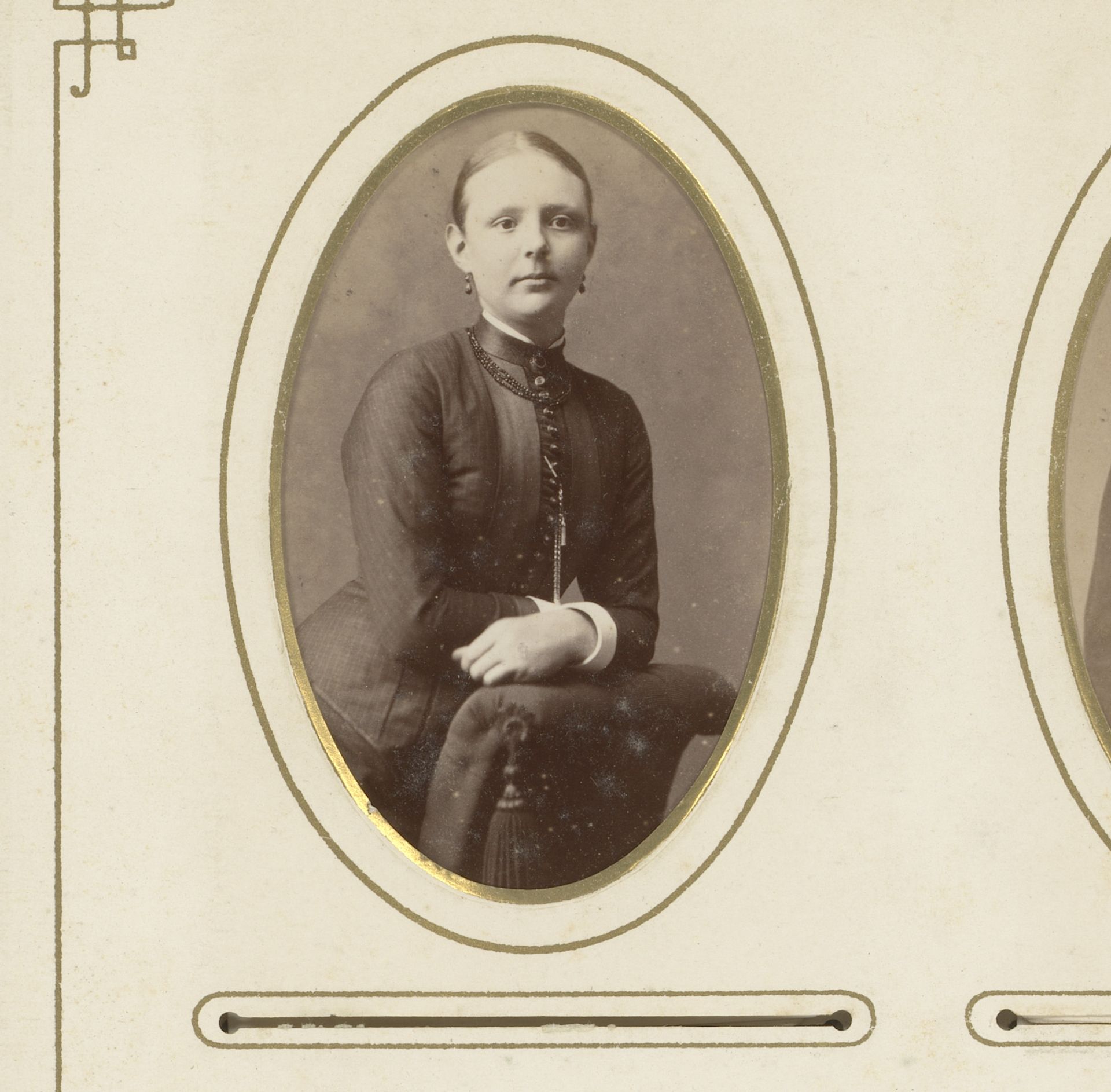 Portret van een jonge vrouw, leunend op een stoel by De Vries Gz. & Siderius