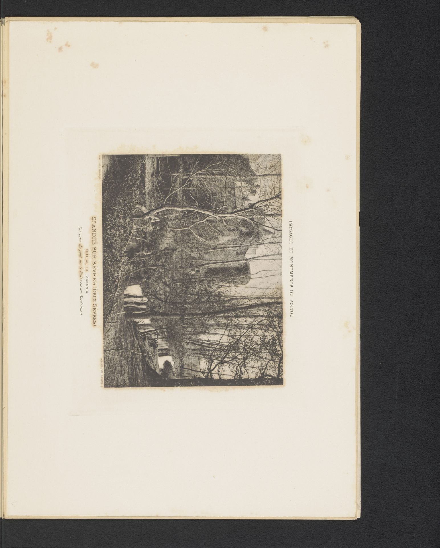 Gezicht op Château de Mesmin en omgeving in Saint-André-sur-Sèvre, Frankrijk by Jules Robuchon