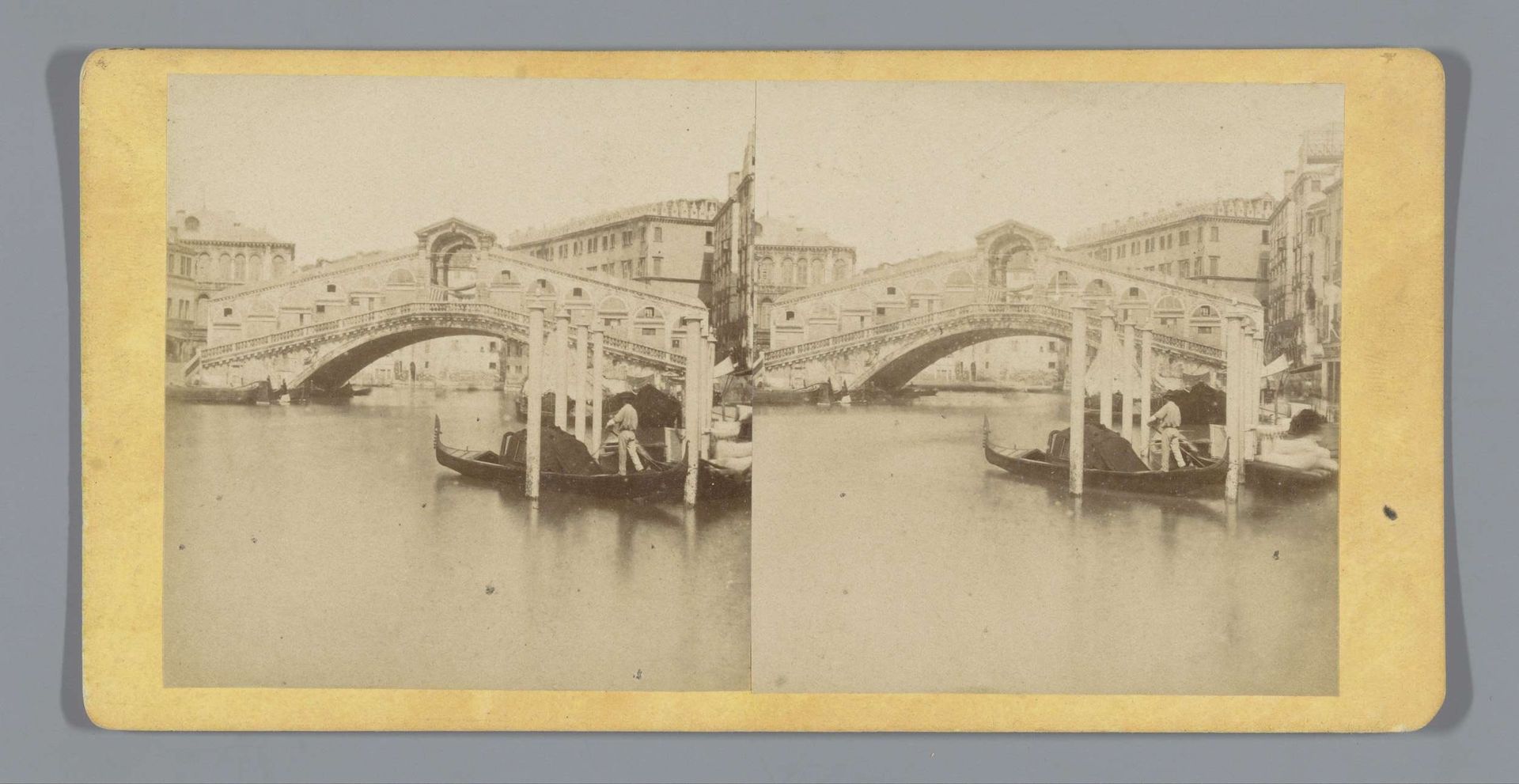 Gezicht op de Rialtobrug te Venetië by C. Coen & Figlio