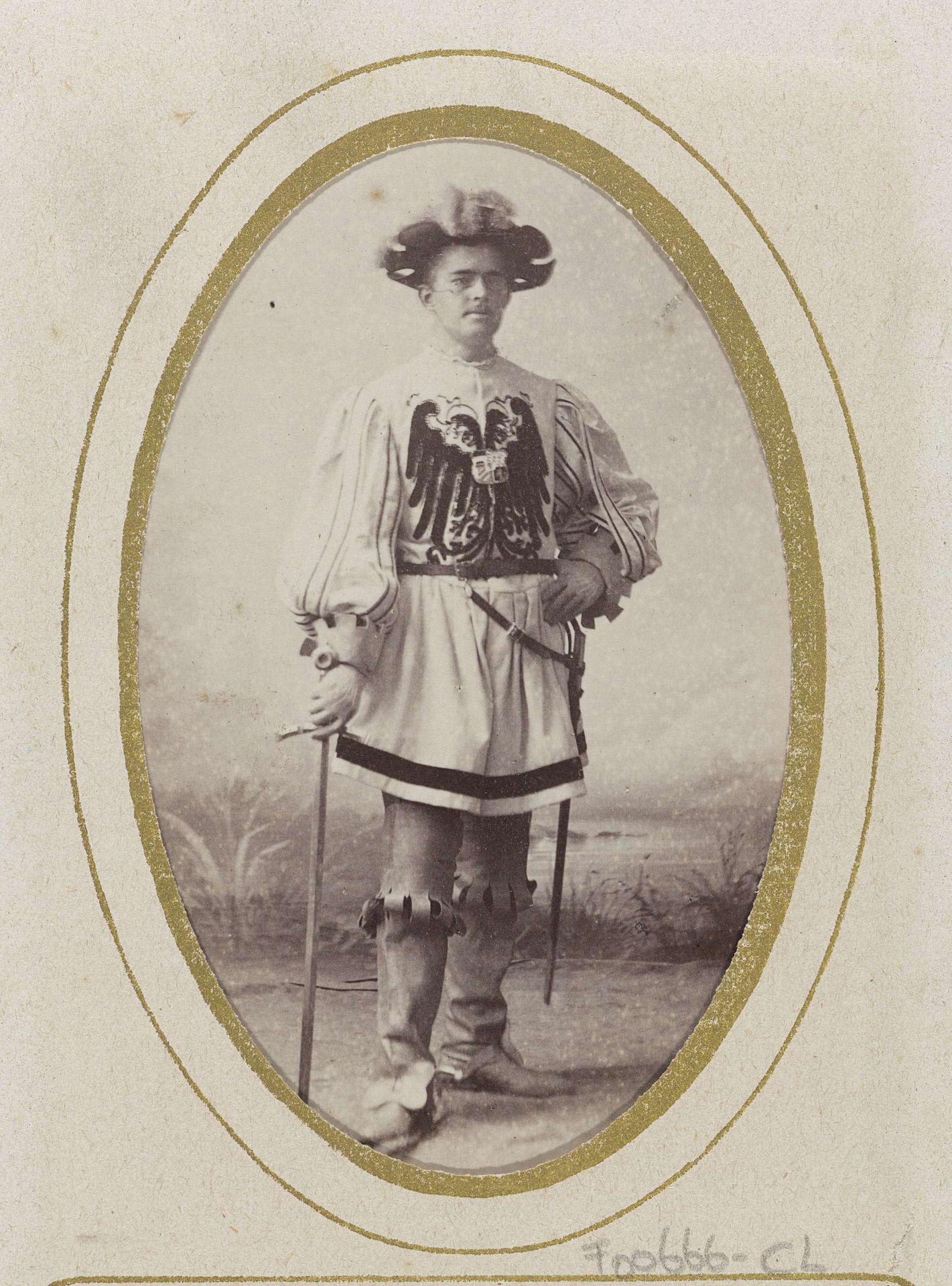 Portret van een jonge man in kostuum met zwaard, aangeduid als E.P. van Lanschot by Hendrik Jonker