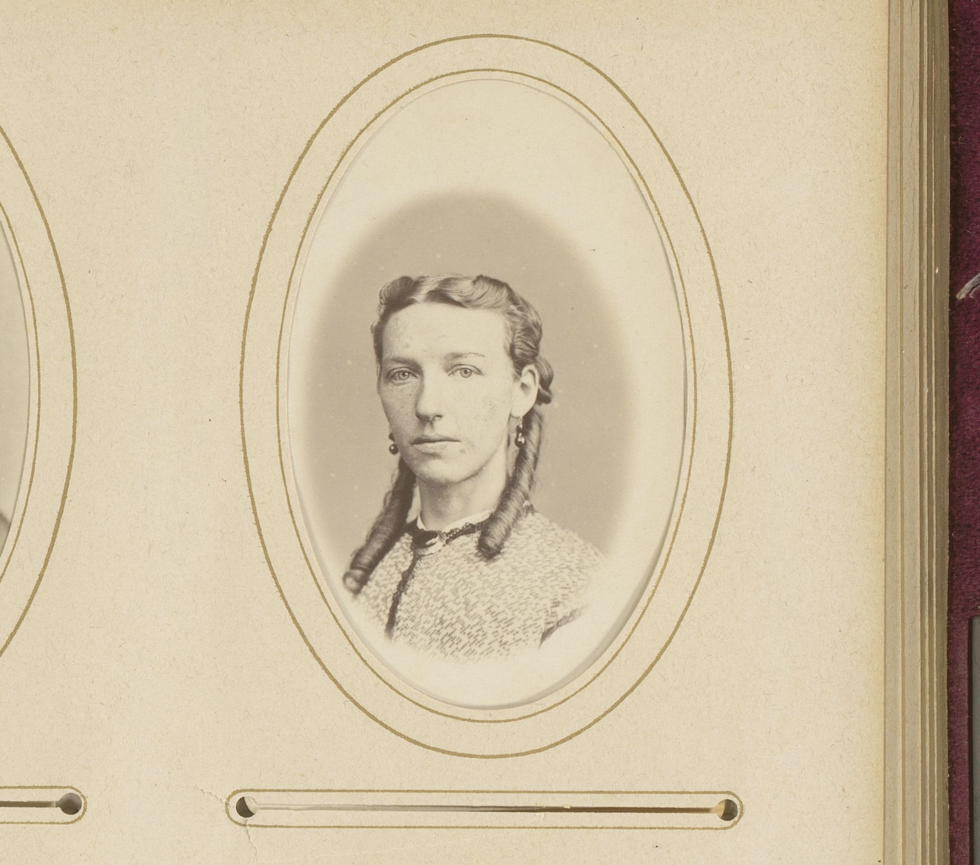 Portret van een vrouw met pijpenkrullen by A. Siegmund