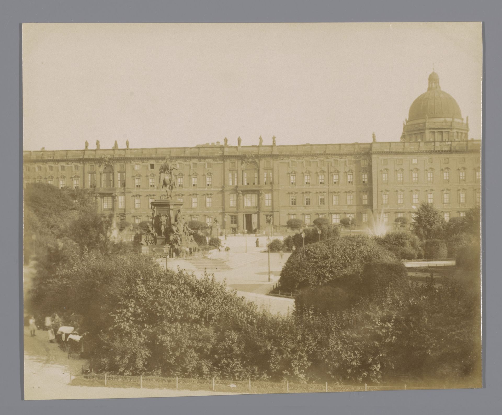 Berliner Stadtschloss, gezien vanaf het Altes Museum by Friedrich Albert Schwartz