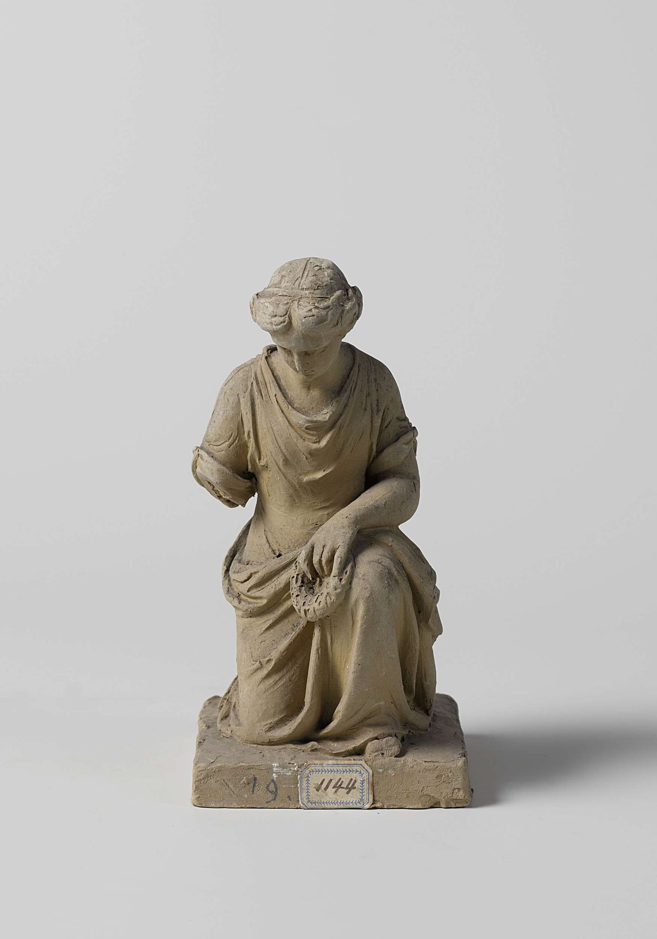 Knielende vrouwenfiguur met krans by Eugène Lacomblé