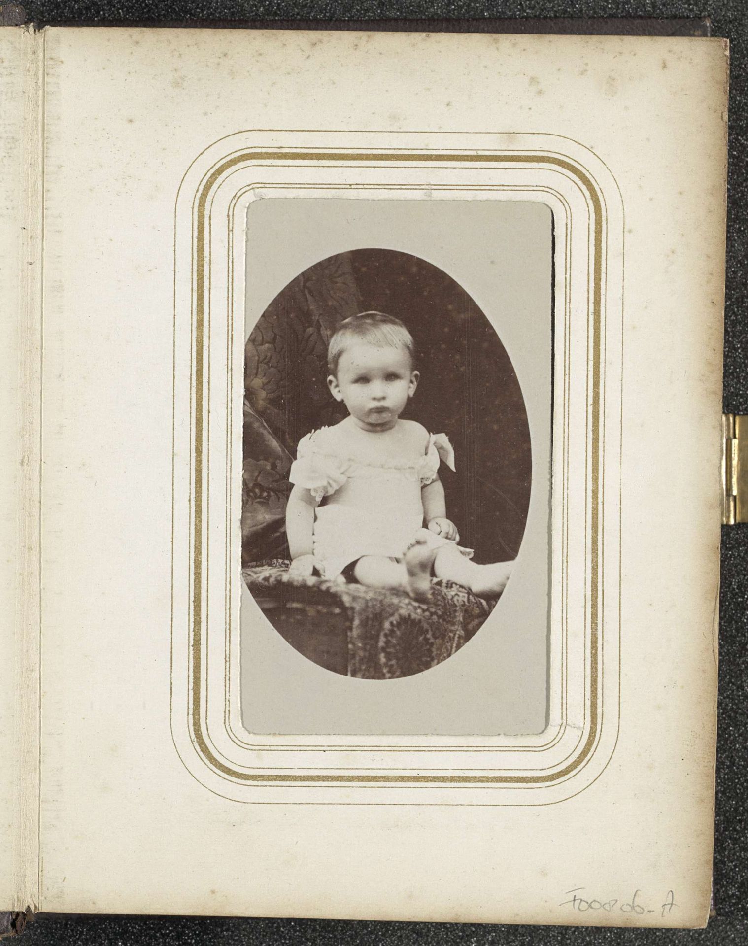 Portret van een zittende peuter in een witte jurk by Johannes Baer