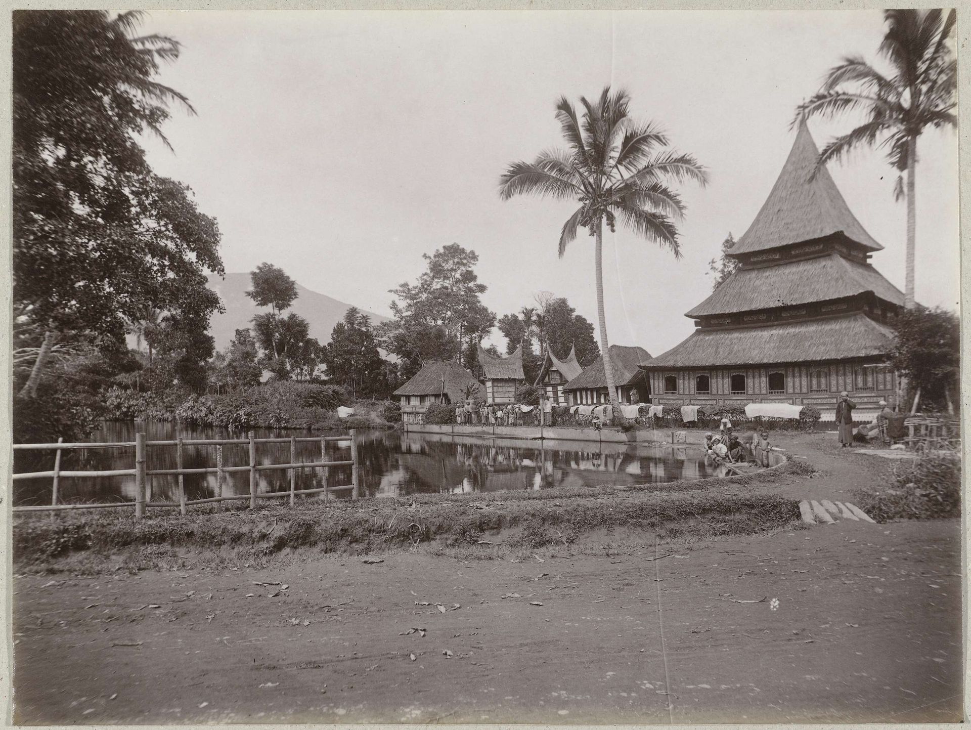 Vijver en Minangkabauer huizen bij Bukittinggi by Christiaan Benjamin Nieuwenhuis