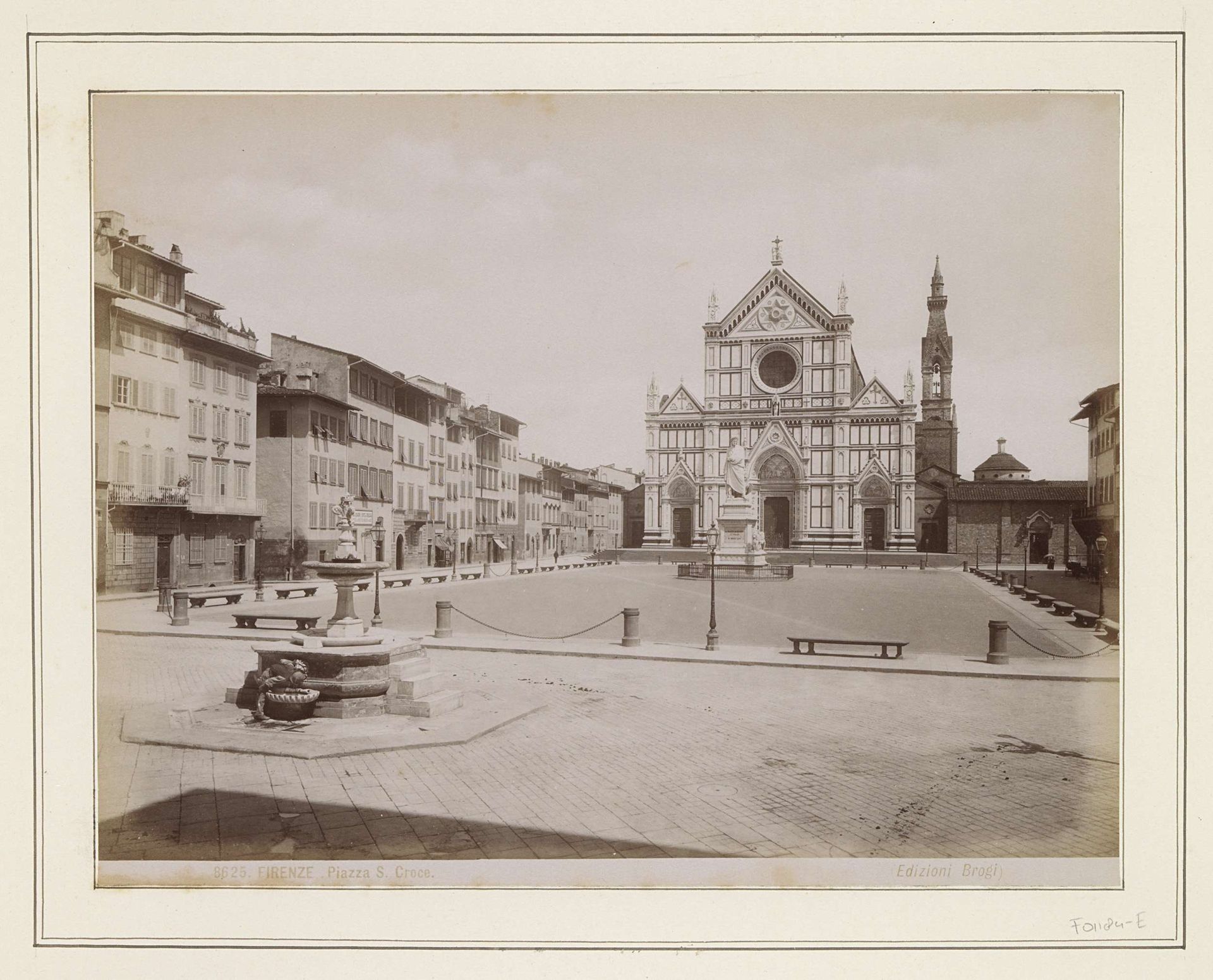Gezicht op de Basilica di Santa Croce en het standbeeld van Dante in Florence by Edizione Brogi