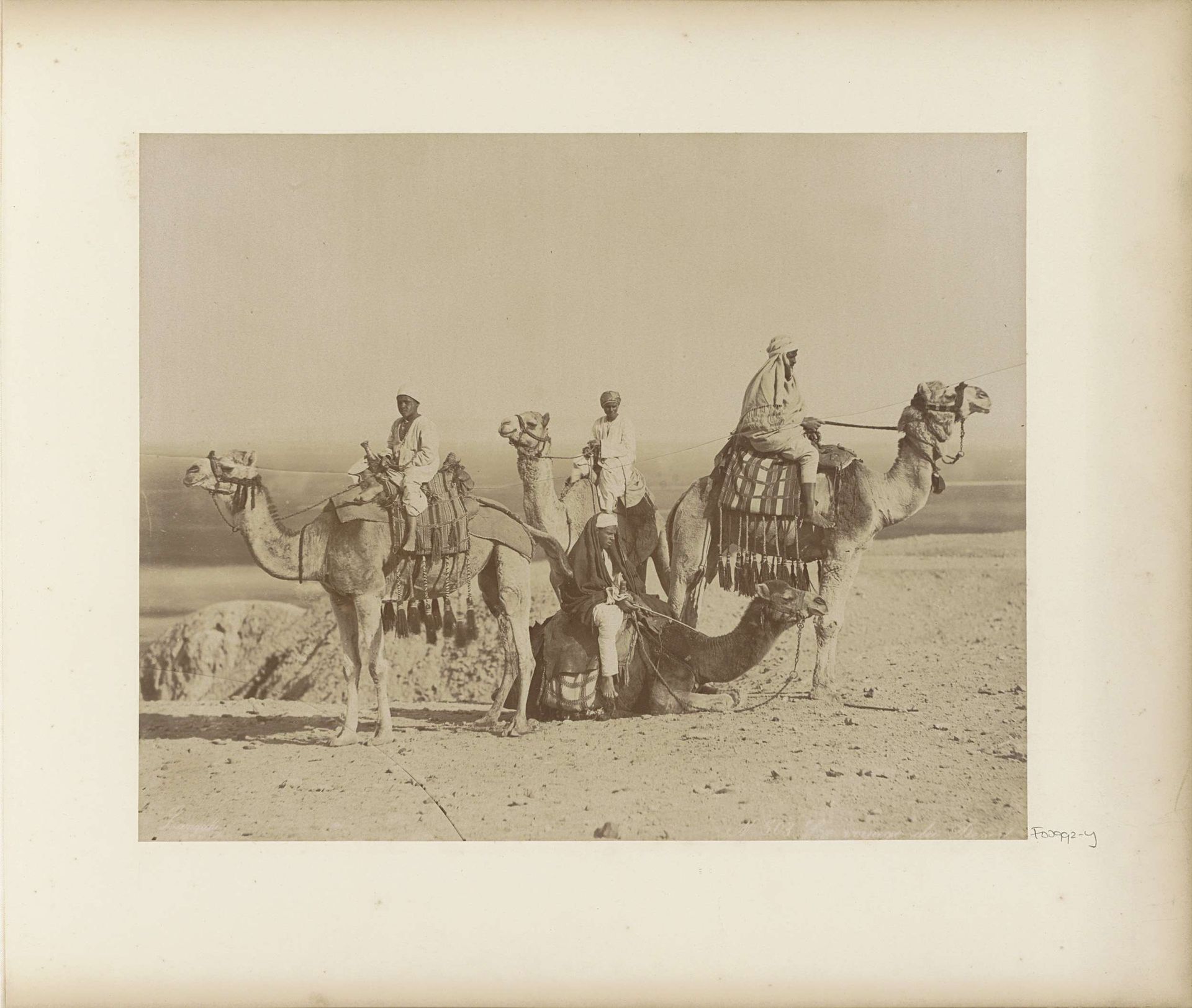 Ruiters op kamelen in een Egyptische woestijn by C. & G. Zangaki