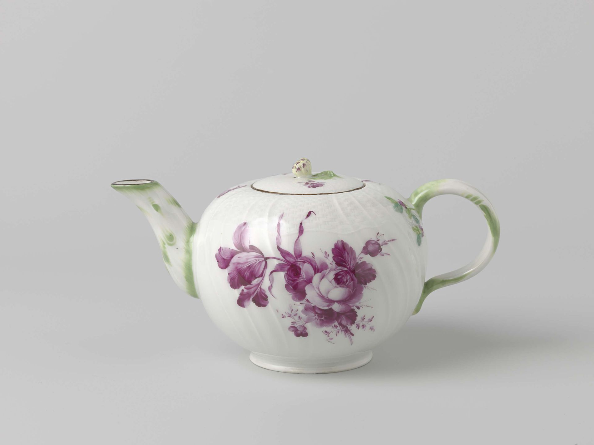Theepot, beschilderd met bloemboeketten by Loosdrecht