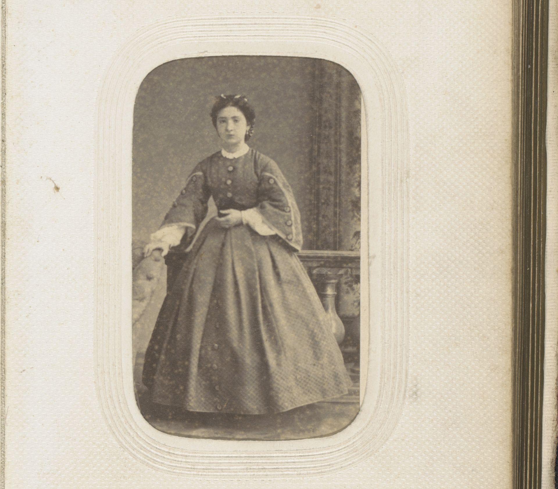 Portret van een staande jonge vrouw bij een fauteuil by Baylac