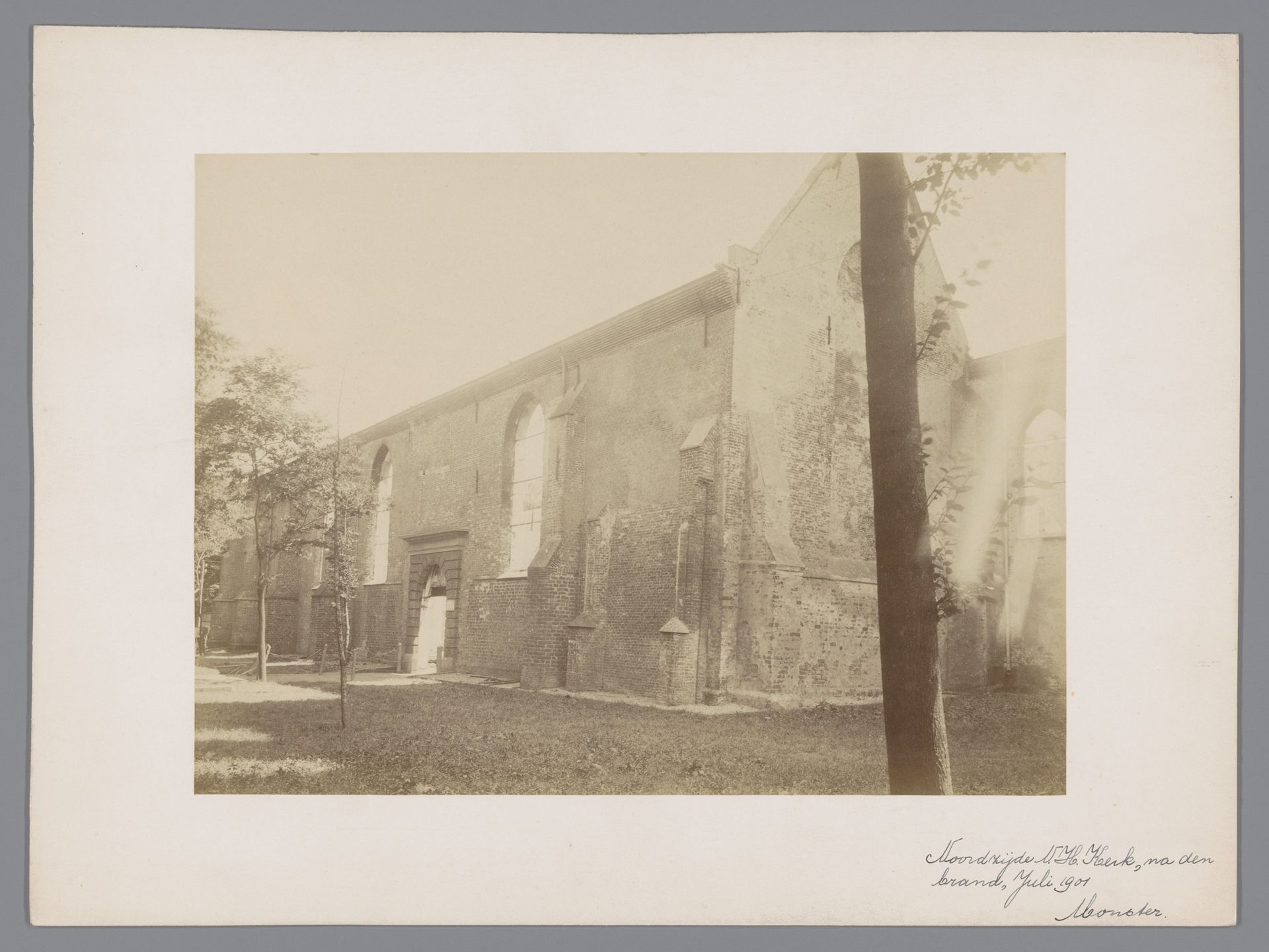 Gezicht op de Hervormde Kerk te Monster na de brand by anoniem (Monumentenzorg)