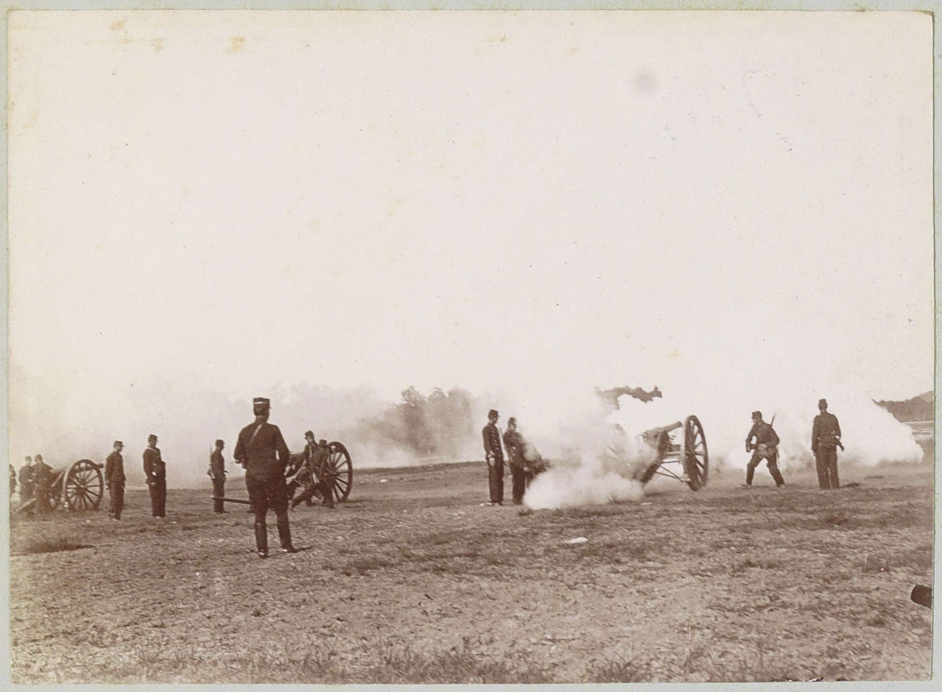 Militaire oefening met kanonnnen te Fontainebleau by Delizy