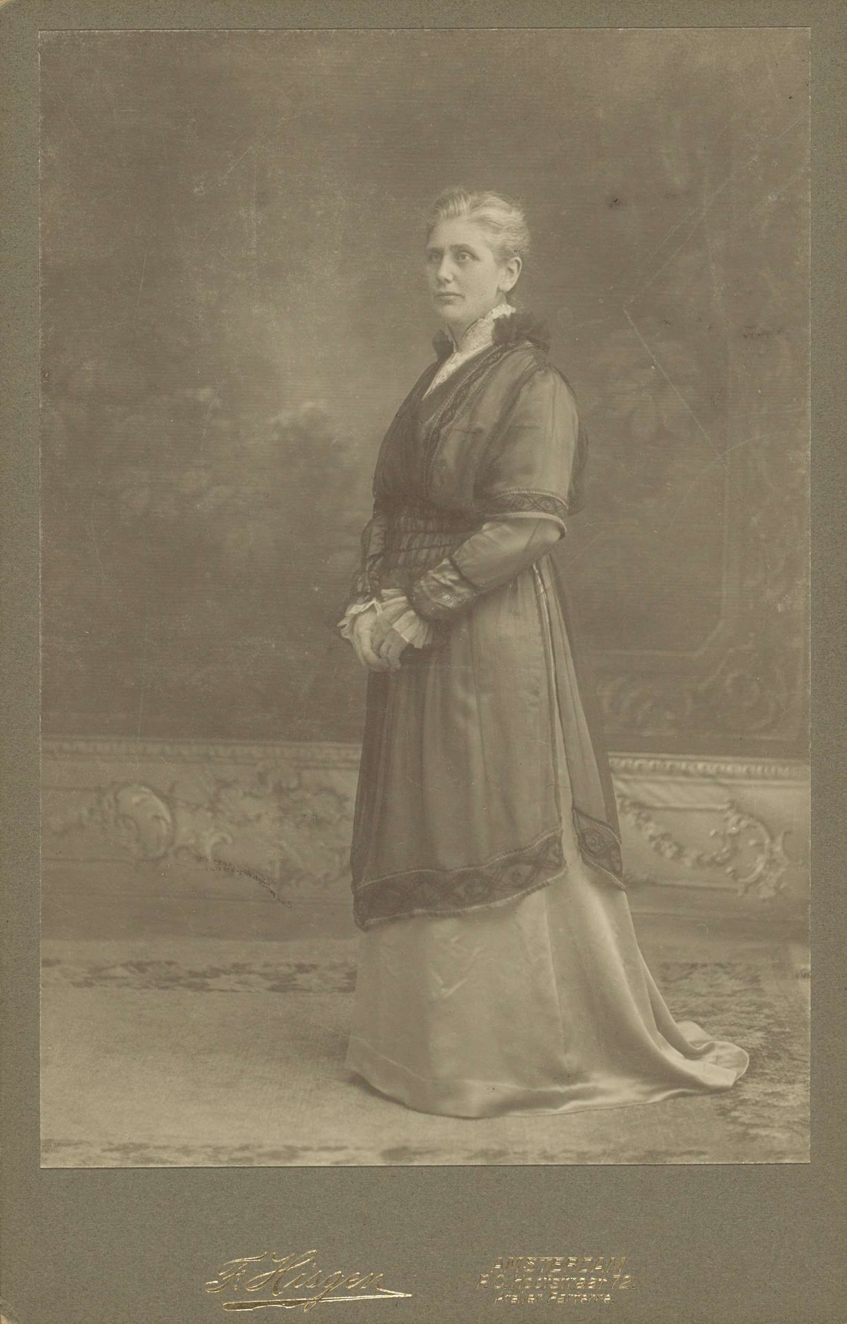 Portret van Maria Lobrij van Troostenburg de Bruijn-Simon Thomas in een avondjapon van lila satijn, met zwarte overjapon by Friedrich Carel Hisgen