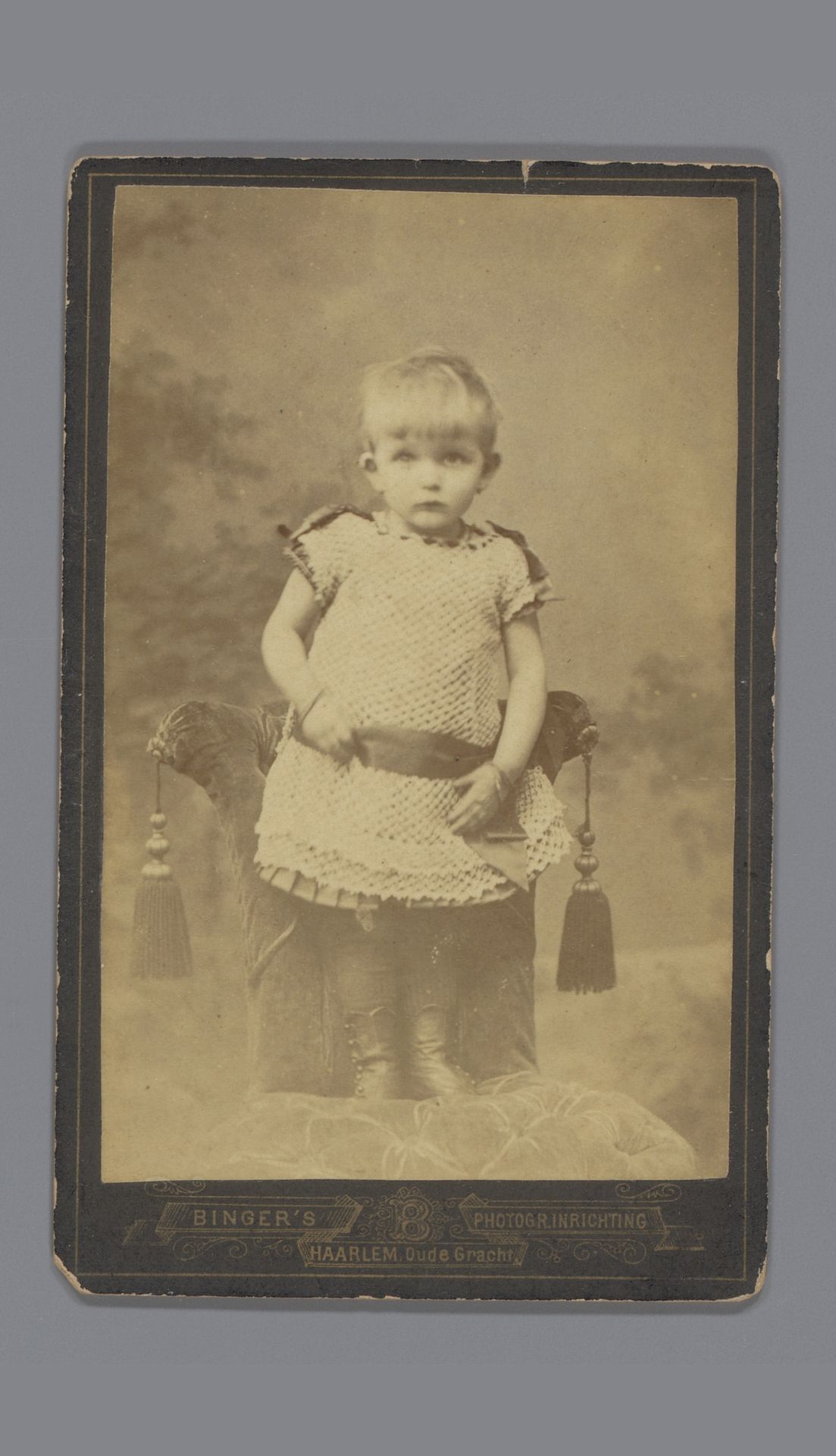 Portret van een onbekend kind staand op een stoel by Charles Binger