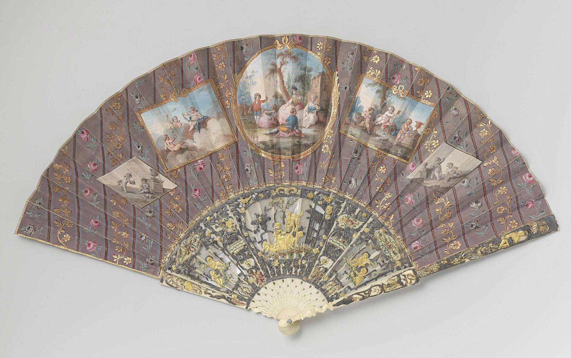 Vouwwaaier met dubbel blad van dun leer en schildering in gouache; montuur van ivoor, ajour en in relief gesneden met goud en zilver belegd en achtergrond van parelmoer, sluitpin met stras by Anonymous