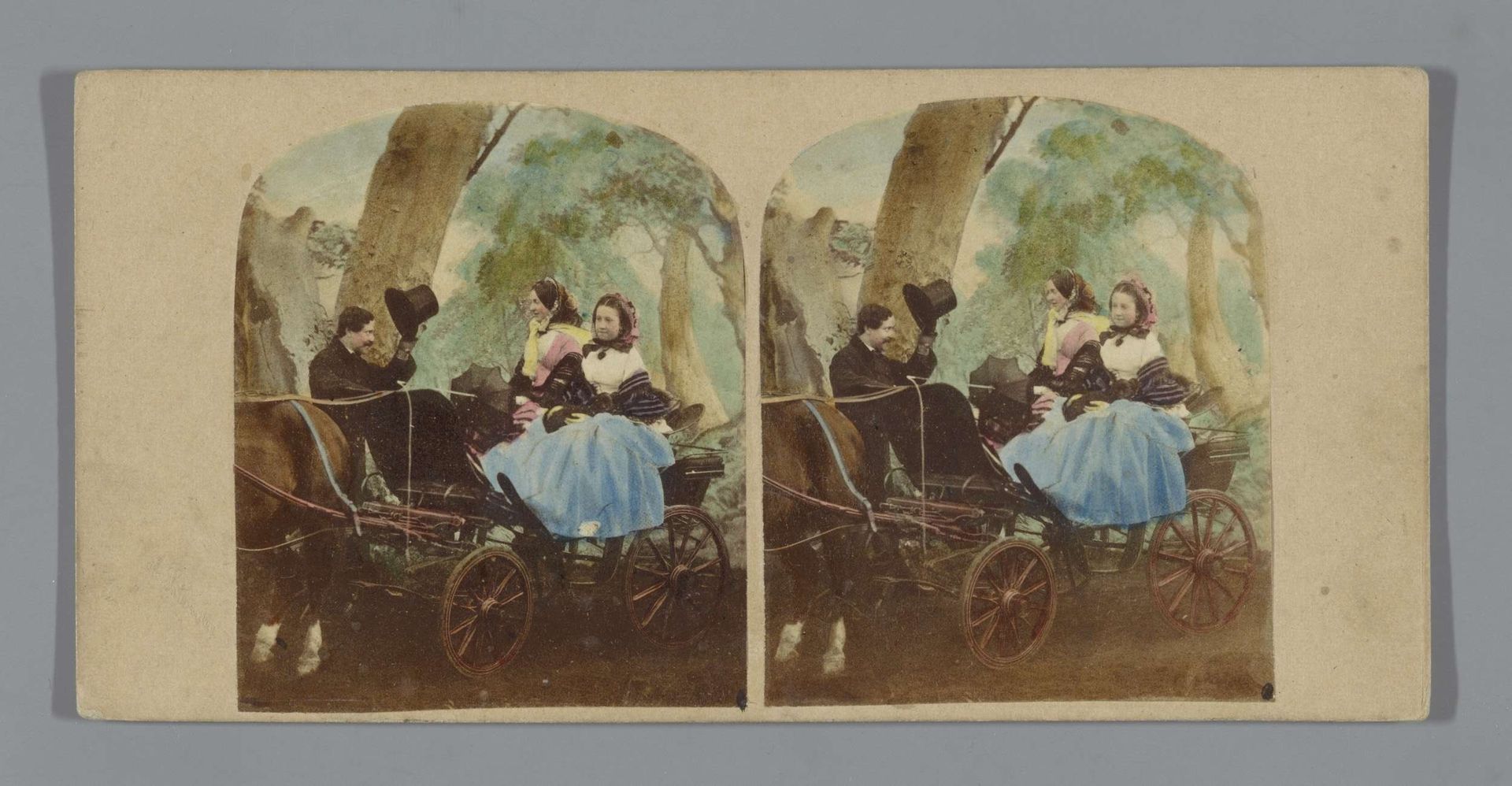 Een man en twee vrouwen in een open koets by Alfred Silvester