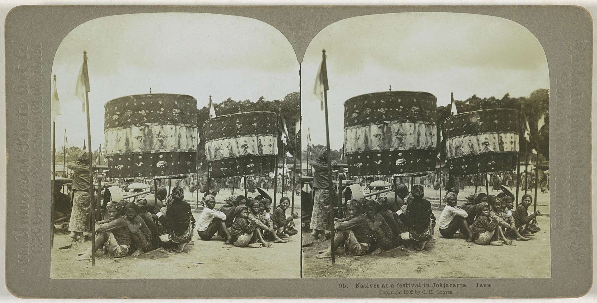 Javaanse mensen bij een festival in Jogjakarta by Carleton Harlow Graves
