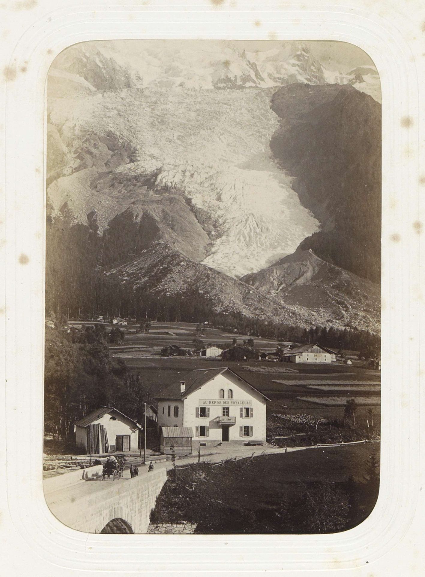 Herberg Au Repos des Voyageurs bij een gletsjer in de Alpen by Auguste Garcin
