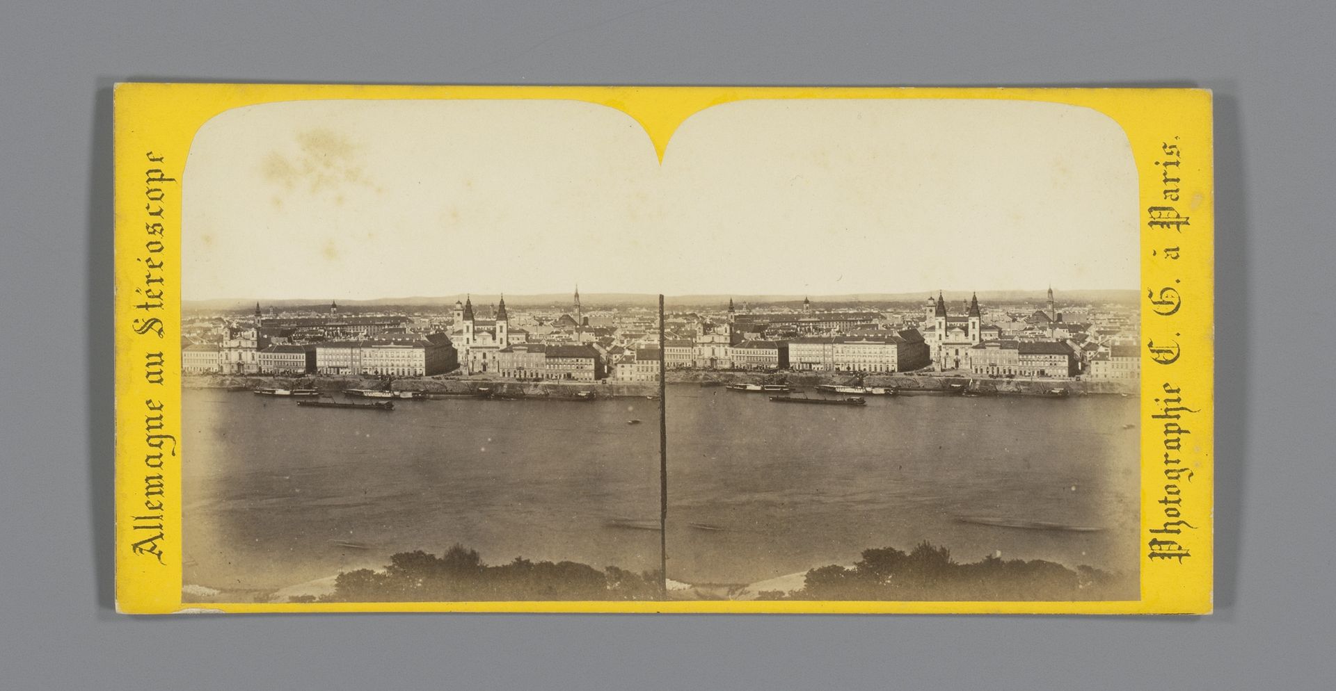 Gezicht op de Donau en het stadsdeel Pest in Boedapest by Charles Gaudin