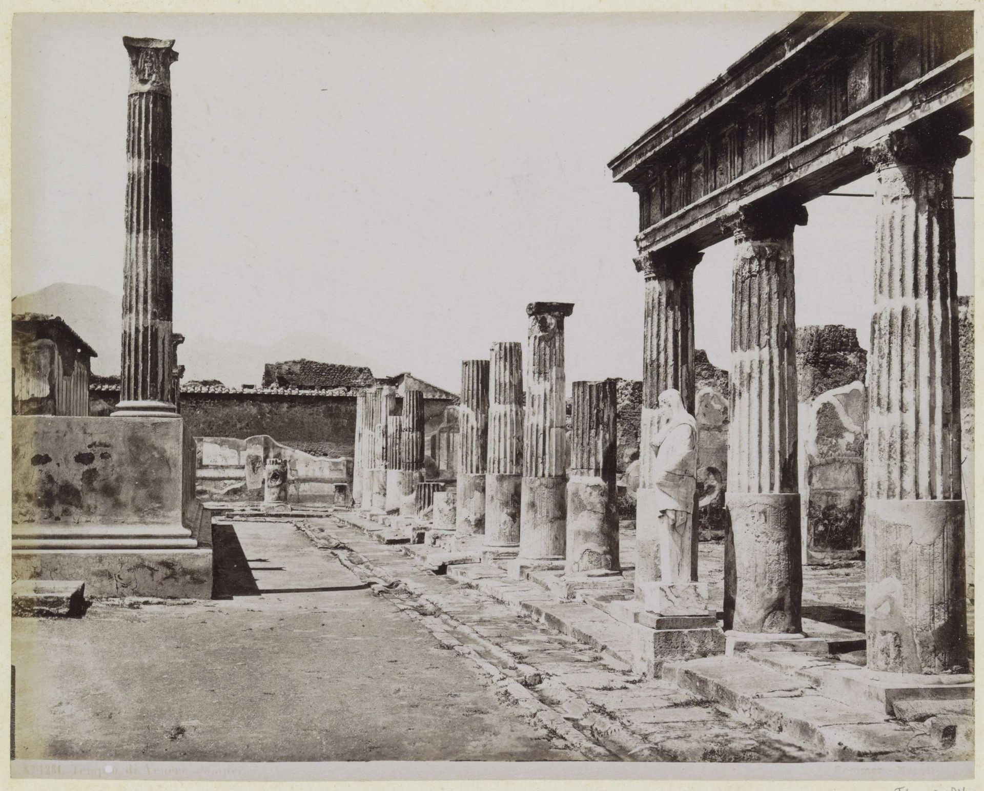 Tempel van Venus in Pompeï by Giorgio Sommer