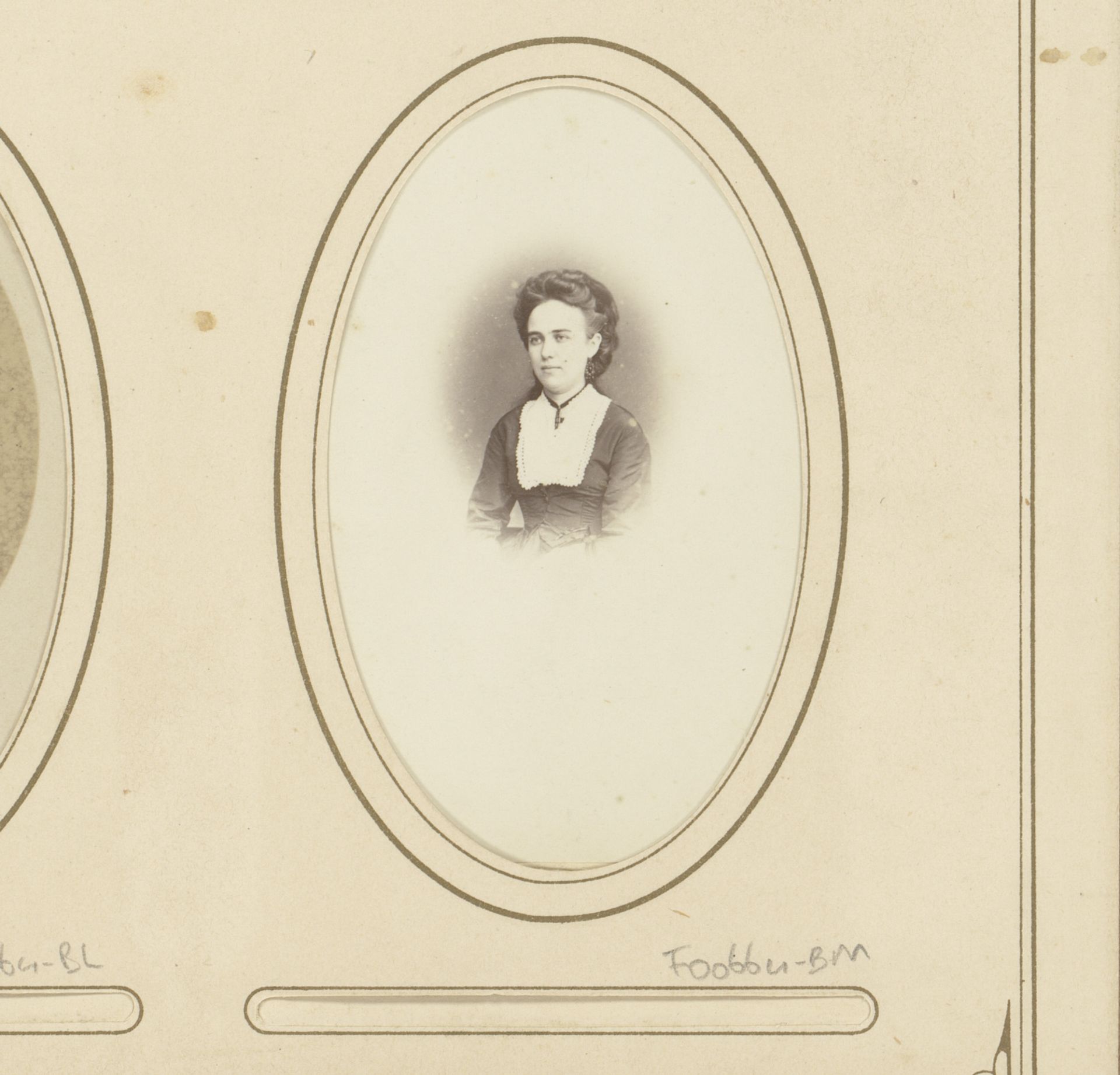 Portret van een vrouw by C. Perret