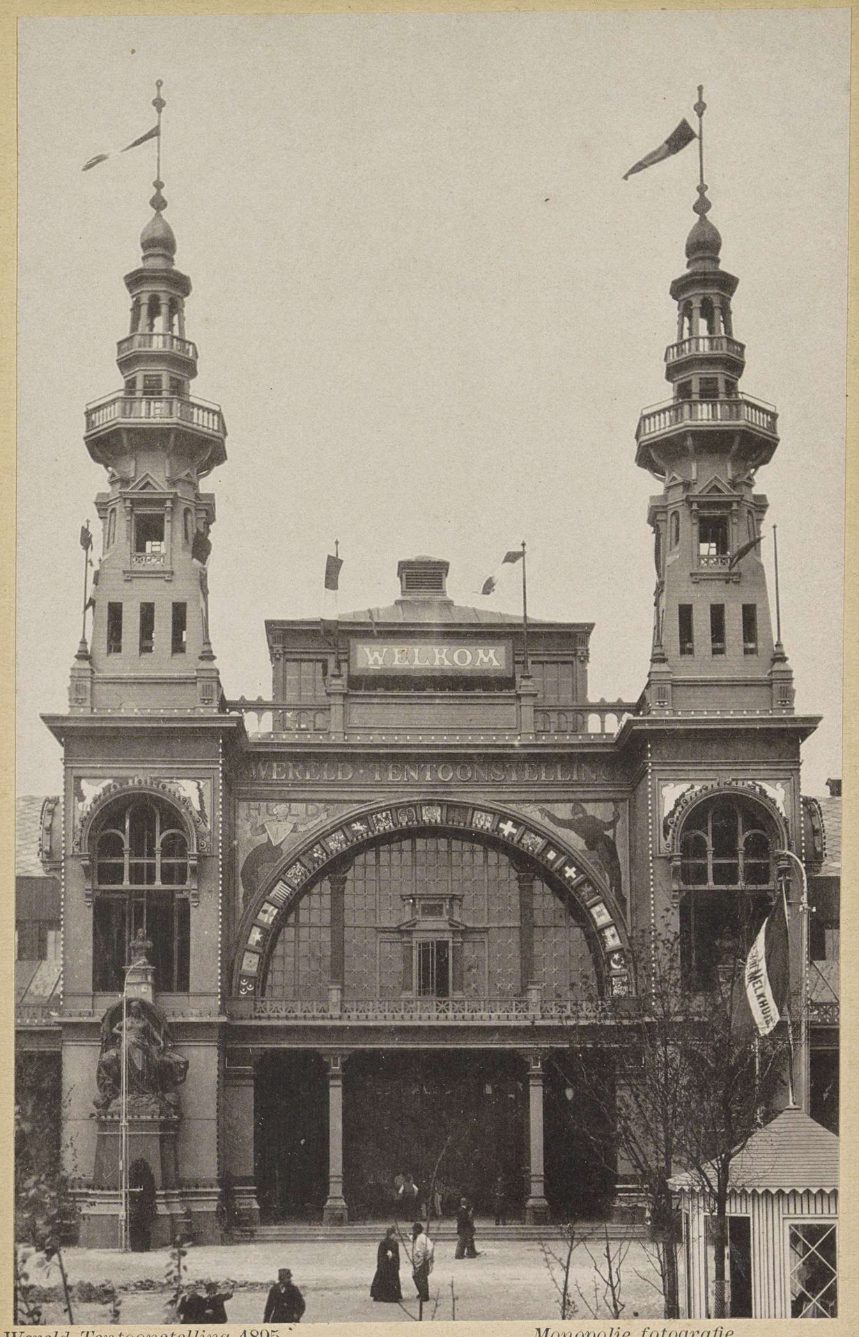 Ingangsgebouw van de Wereldtentoonstelling voor het Hotel- en Reiswezen op het Museumplein in 1895 by Guy de Coral & Co.