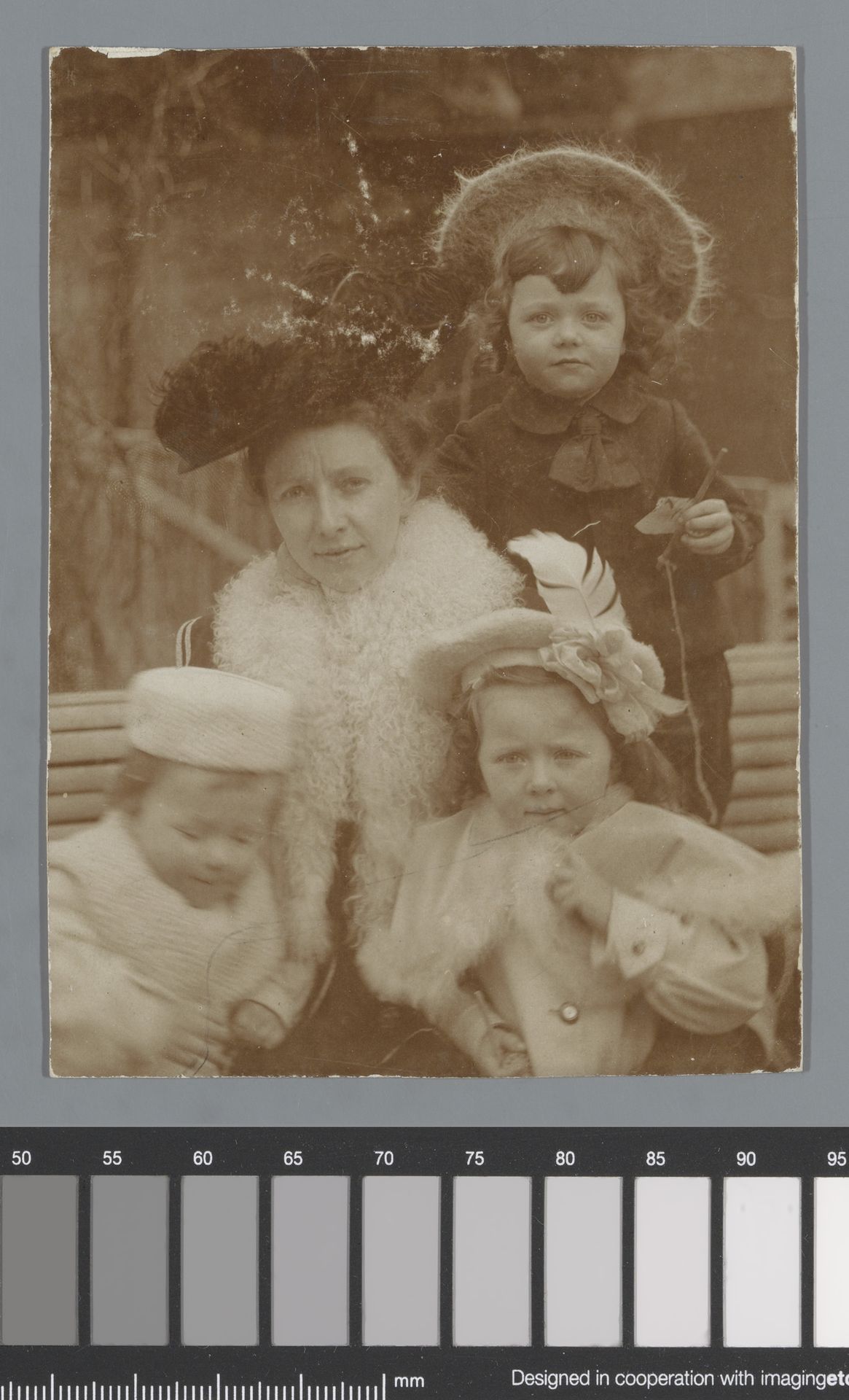 Portret van Wilhelmina Gerarda Hoogendijk met haar drie kinderen by Anonymous